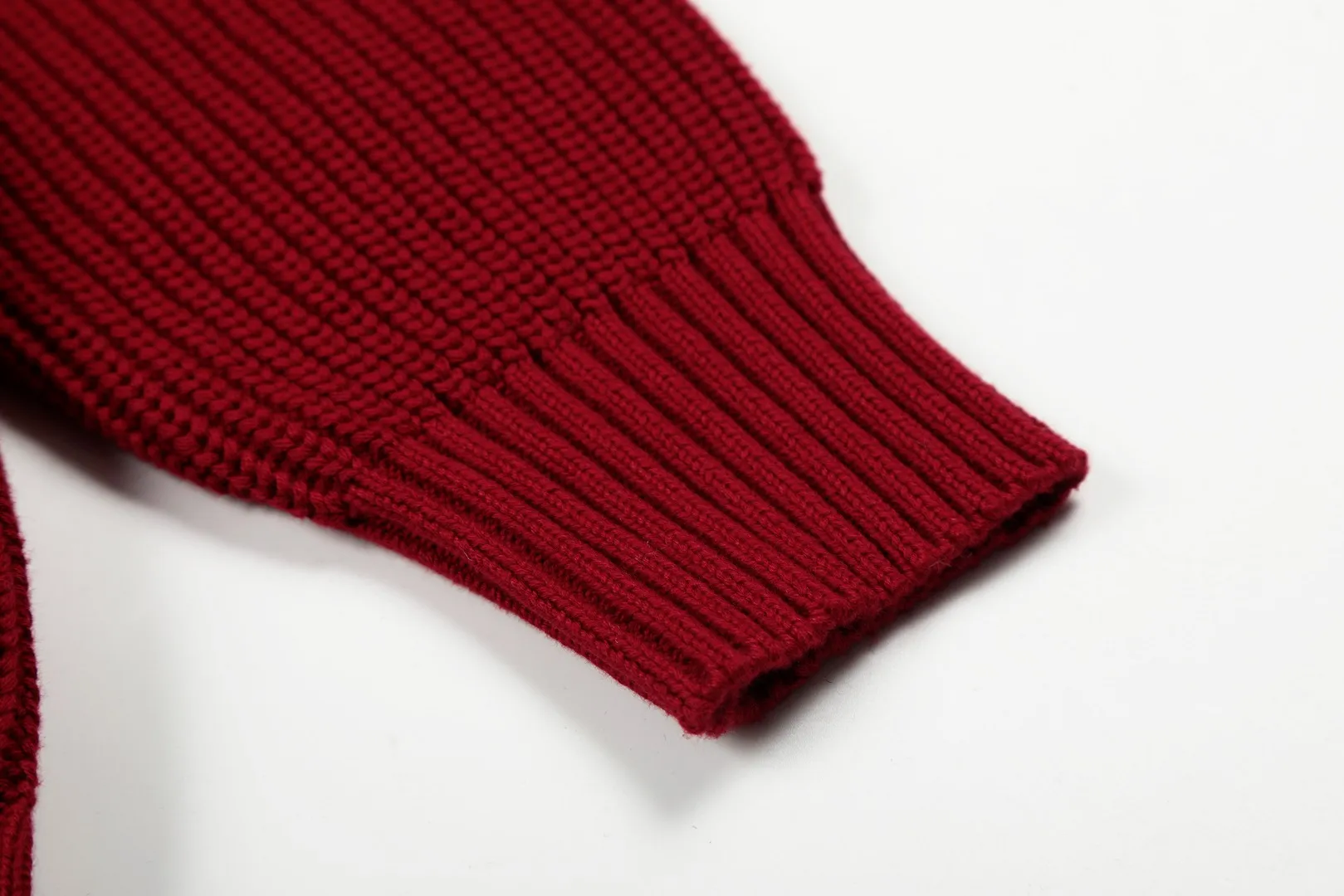P220 Top quality" Style number: DS812# (not off the shelves all year round) [Ralph Lauren round neck piqué knitted sweater with war horse embroidery on the front and back] ✅Ralph Lauren classic basic versatile round neck pullover sweater for men and women ✅Main supply platform live broadcast Wholesale entity Replenish if out of stock Not removed from the shelves ✅ZP quality 1:1 version Scan the code to enter the GF website Counter quality ✅Detailed quality The only one in Guangzhou Imported quality cotton yarn Mainly high-end, cost-effective, good quality needless to say ✅The version is restored to the original order, the maximum size can be worn up to 200 pounds, loose, comfortable and stress-free ✅The upper body is simple and easy to match, ootd must-have style, good-looking clothes are never picky, a must-have item in the wardrobe is recommended. Size: S-XL Color: White, gray, khaki, navy blue, brown, burgundy, black with white label, black with red label